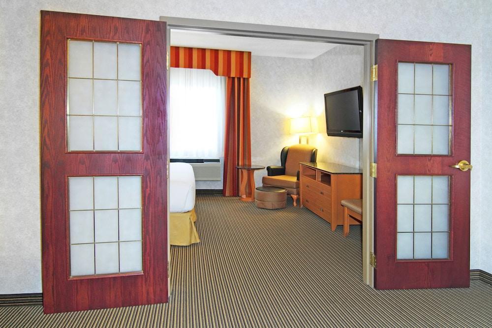 Holiday Inn Express Calgary South By Ihg Екстериор снимка