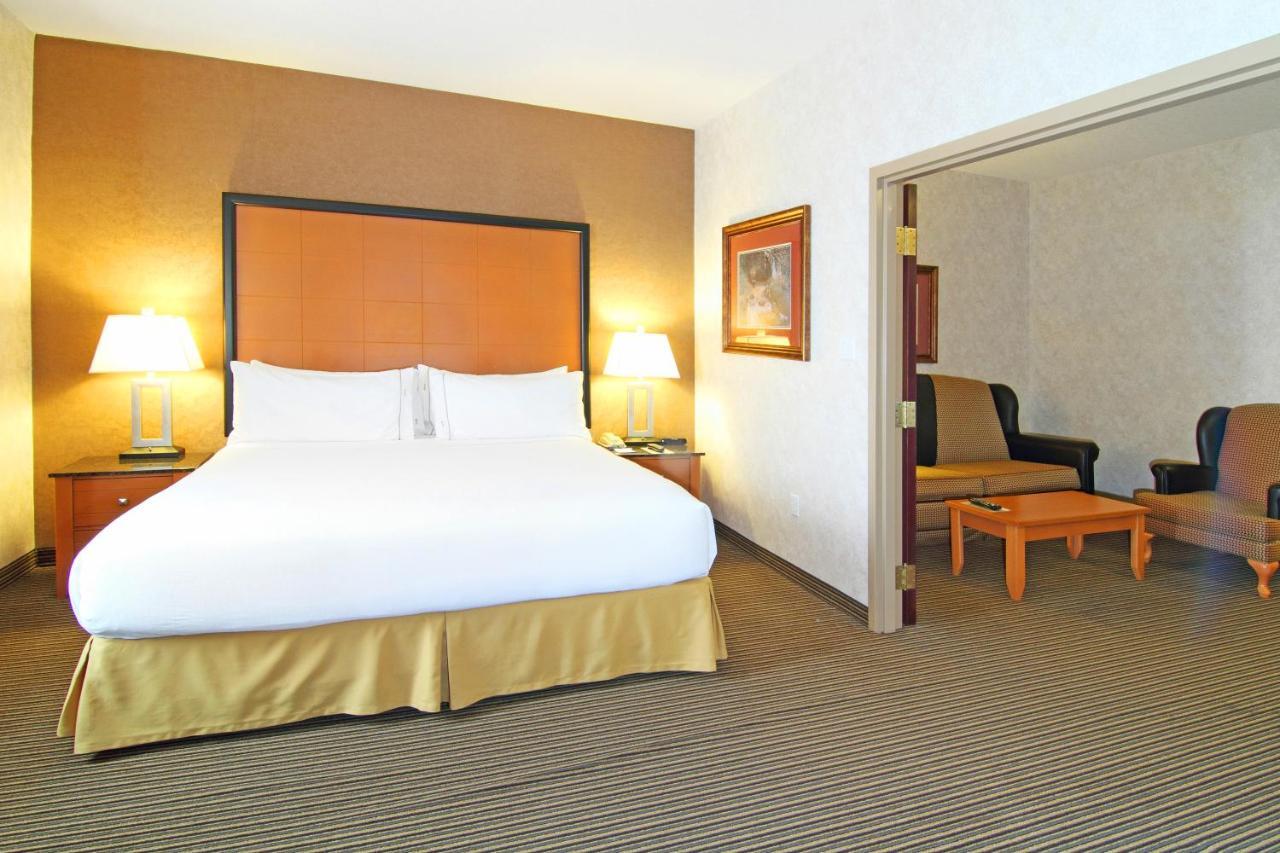 Holiday Inn Express Calgary South By Ihg Екстериор снимка