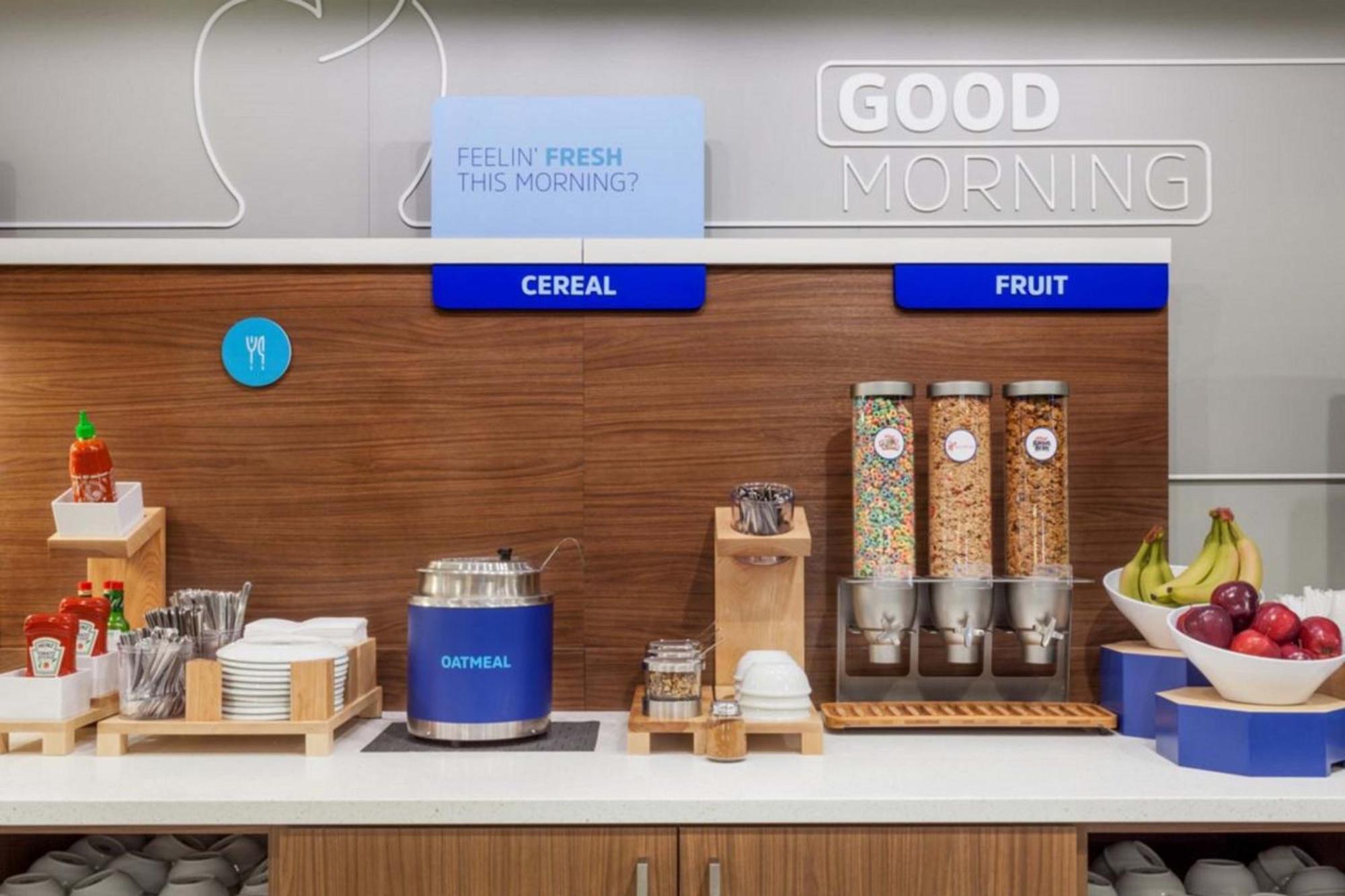 Holiday Inn Express Calgary South By Ihg Екстериор снимка