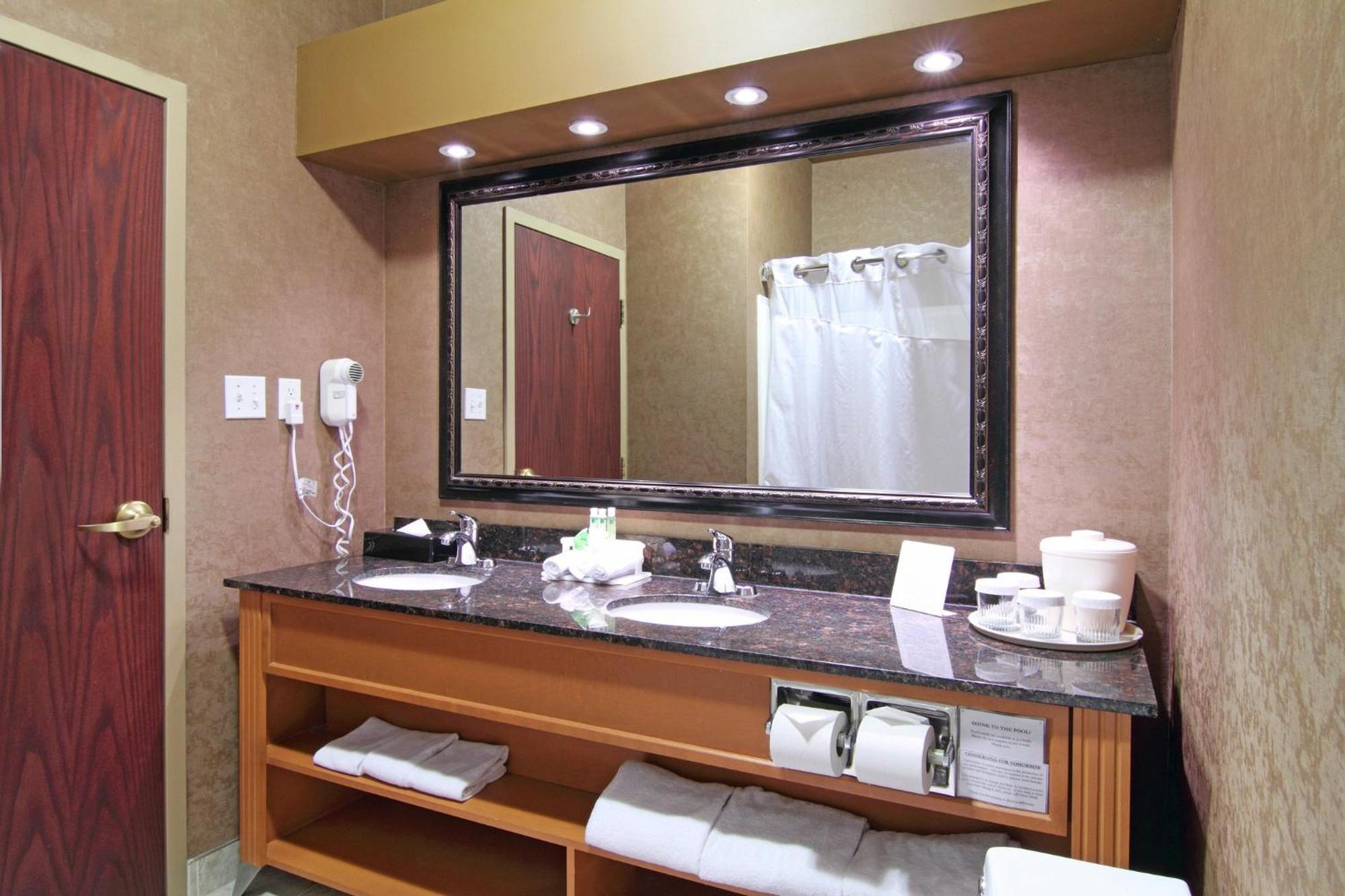 Holiday Inn Express Calgary South By Ihg Екстериор снимка