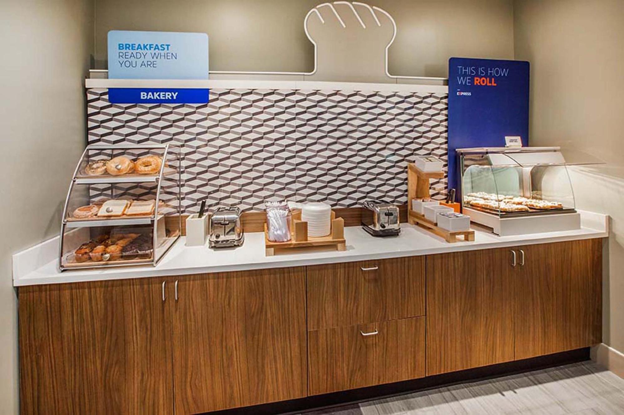 Holiday Inn Express Calgary South By Ihg Екстериор снимка