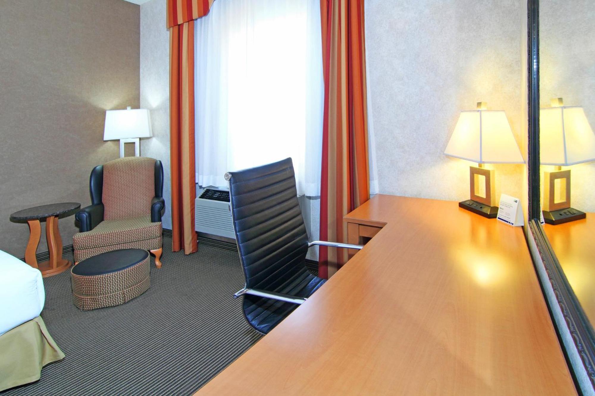 Holiday Inn Express Calgary South By Ihg Екстериор снимка