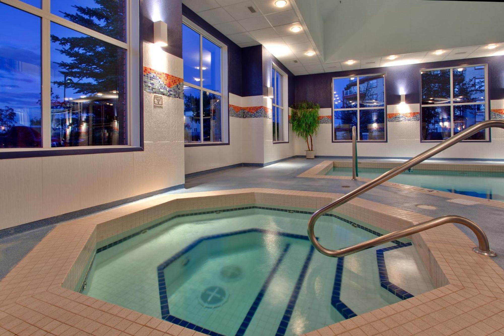 Holiday Inn Express Calgary South By Ihg Екстериор снимка