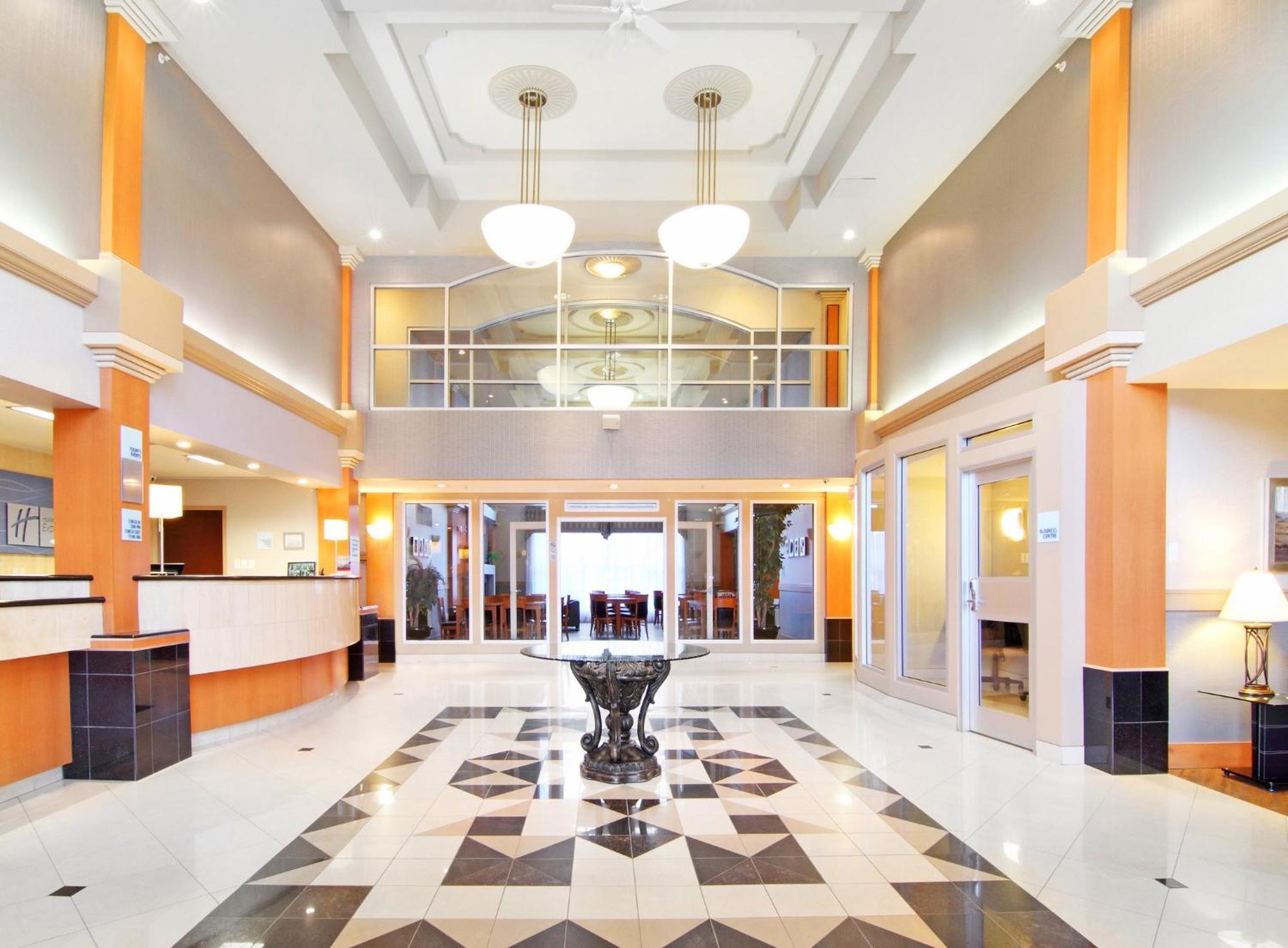 Holiday Inn Express Calgary South By Ihg Екстериор снимка
