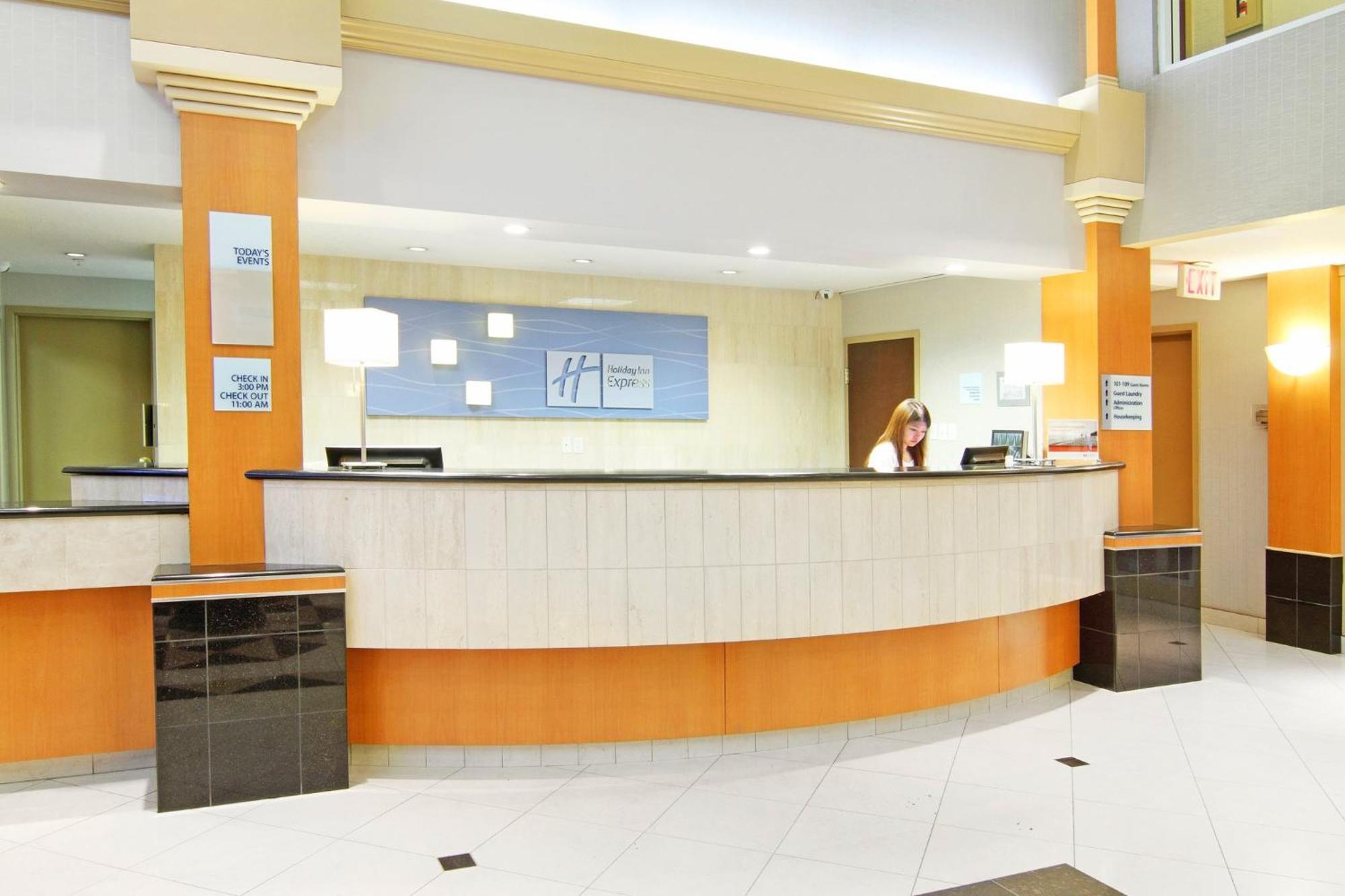 Holiday Inn Express Calgary South By Ihg Екстериор снимка