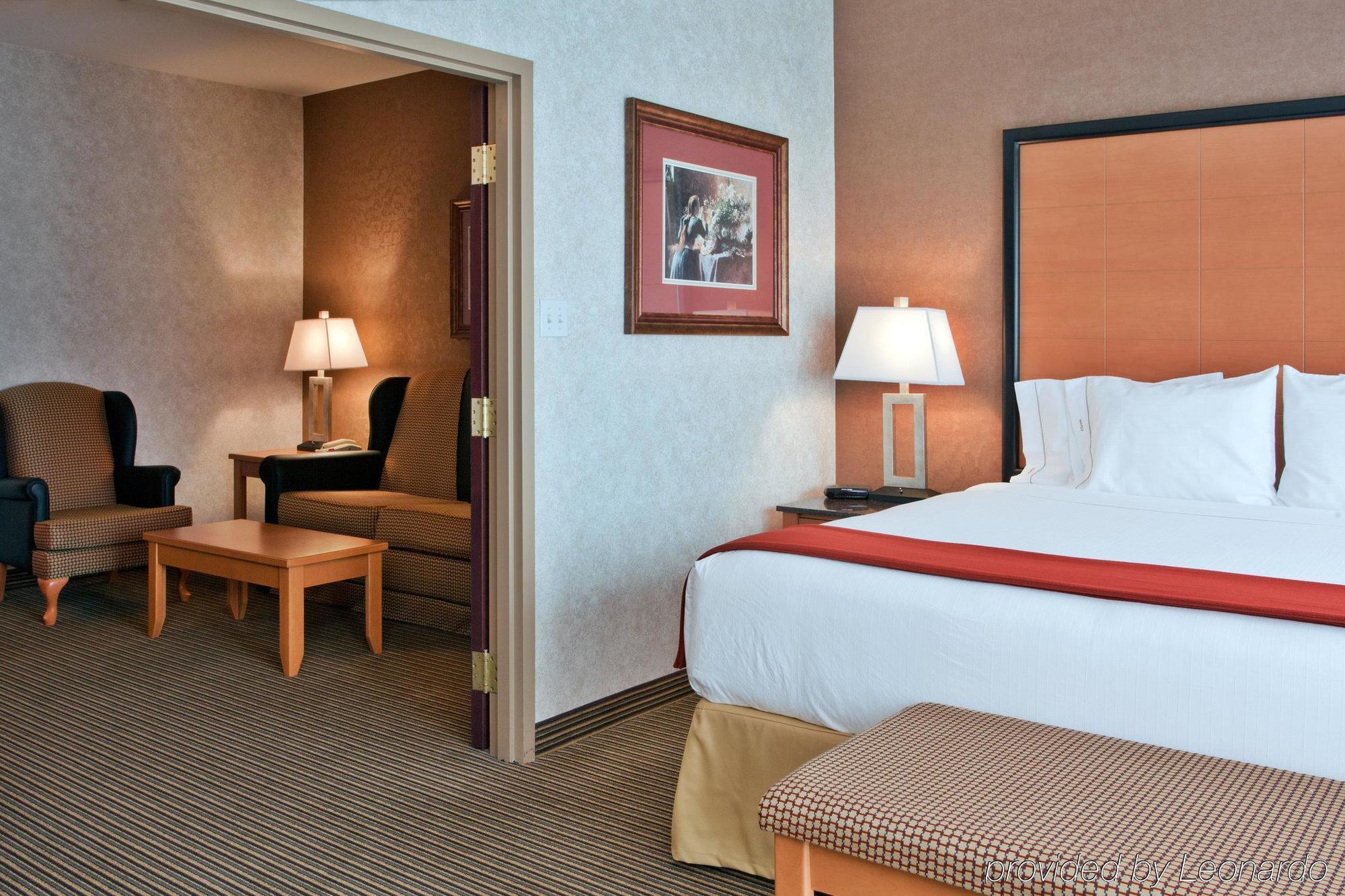 Holiday Inn Express Calgary South By Ihg Екстериор снимка