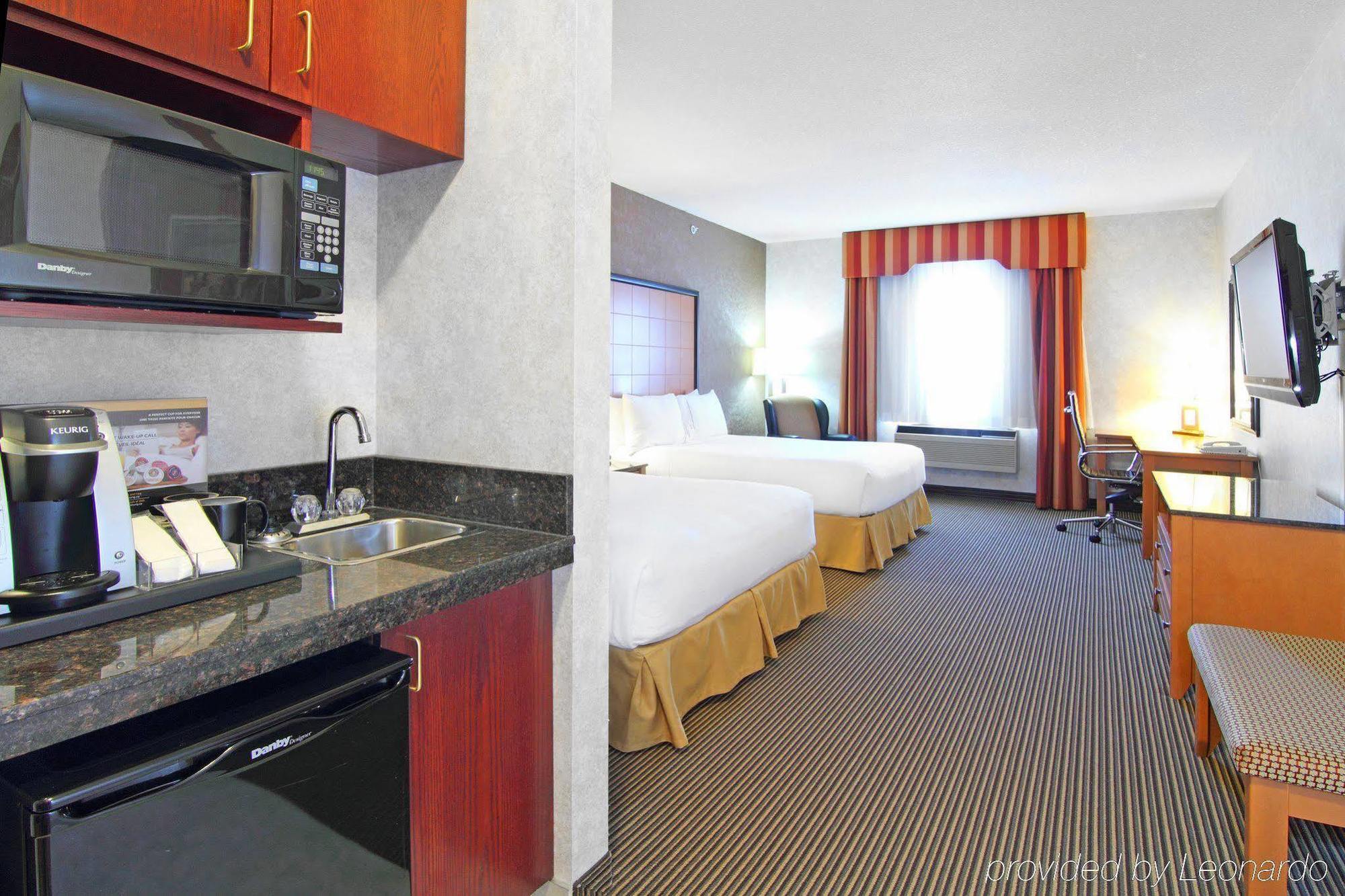 Holiday Inn Express Calgary South By Ihg Екстериор снимка
