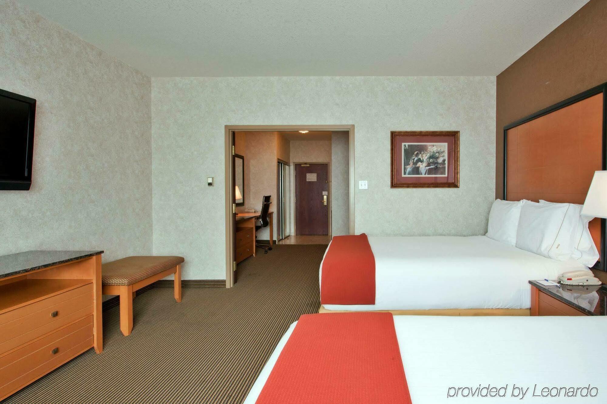 Holiday Inn Express Calgary South By Ihg Стая снимка