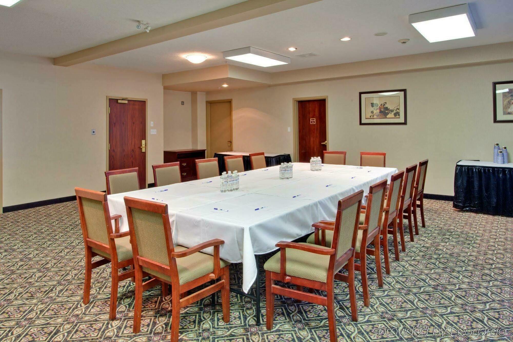 Holiday Inn Express Calgary South By Ihg Екстериор снимка