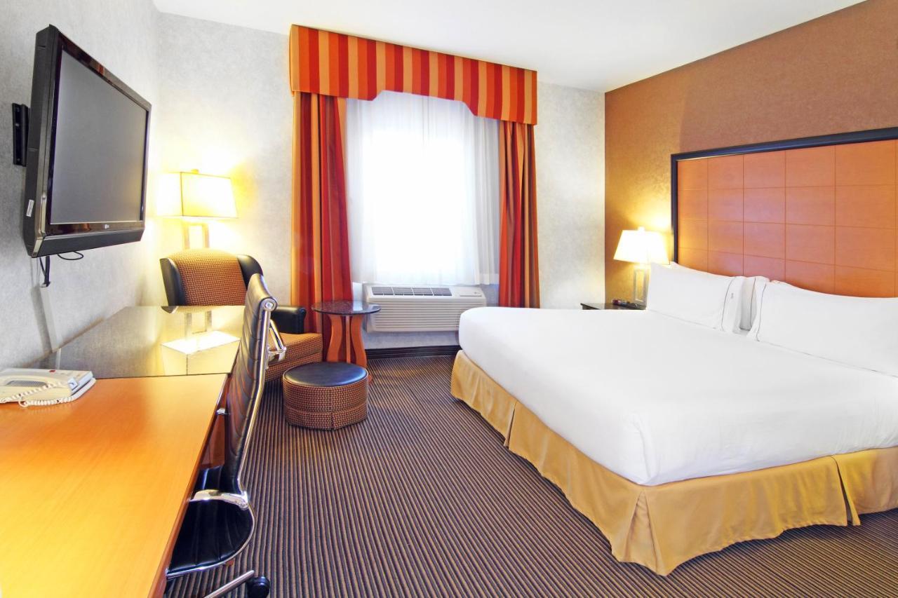 Holiday Inn Express Calgary South By Ihg Екстериор снимка